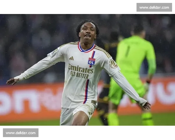 英超三巨头竞逐里昂天才边锋福法纳，转会费或破 5000 万欧